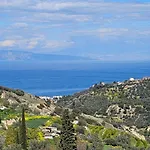 Peloponnese Hideout - White House With The Sea View Akrata