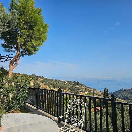 Peloponnese Hideout - White House With The Sea View 阿克拉塔