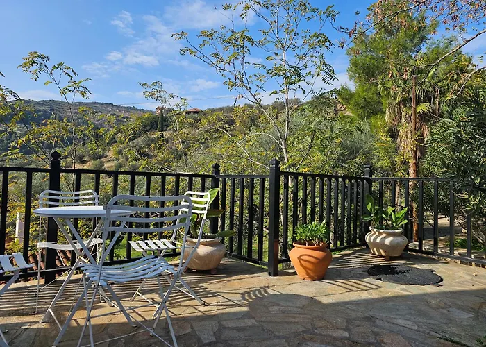 Peloponnese Hideout - White House With The Sea View Vila *