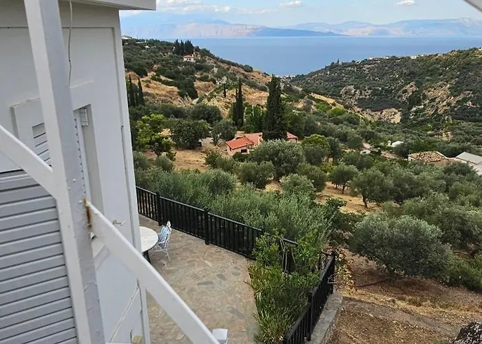 Peloponnese Hideout - White House With The Sea View Akráta