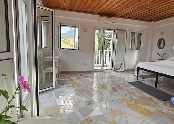 Vila Peloponnese Hideout - White House With The Sea View *