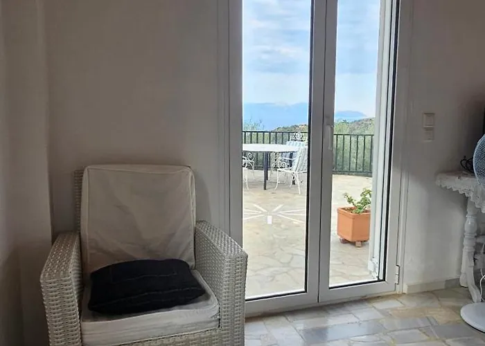 Peloponnese Hideout - White House With The Sea View Akráta